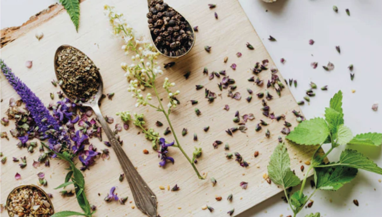 Spezie ed erbe aromatiche intere.